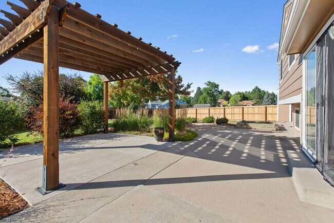 Building Photo - Beautiful 4 bed, 2 bath on Cul-de-sac  w/ large yard available in Central Loveland