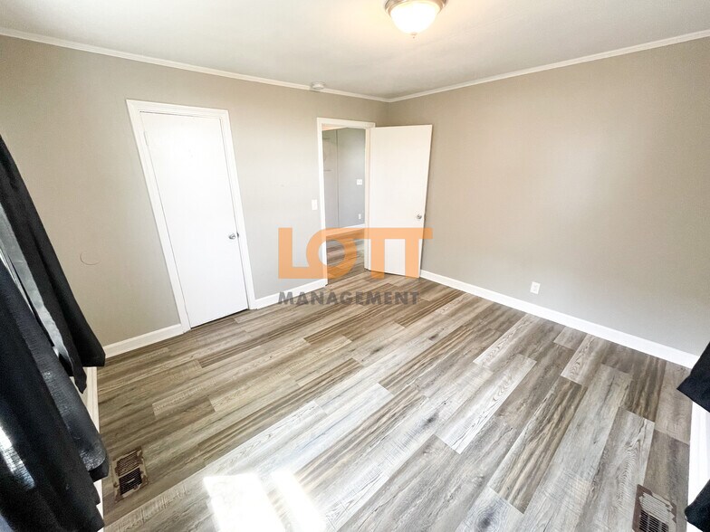 Building Photo - 5 Saint Clair St