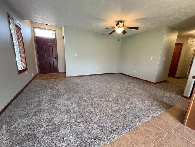 Building Photo - Ground Floor 2 Bed Condo with Attached Garage!