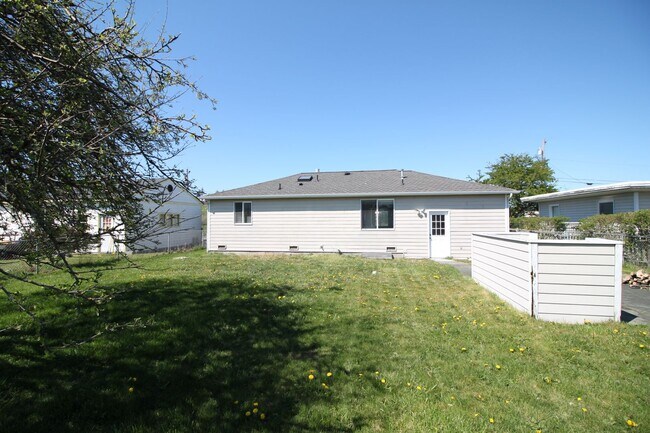 Building Photo - 2 Bed 1 Bath - Dog Friendly - Ideal Location - Windjammer Park