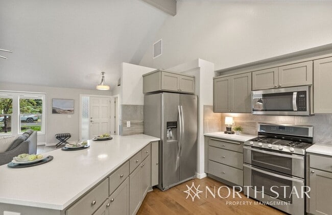 Building Photo - Modern and Spacious 3 bed/2 bath