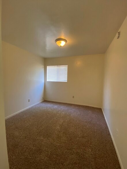 Building Photo - 885 E 7th Ave