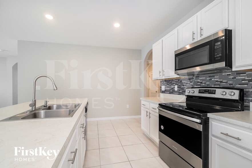 Building Photo - 709 Kindred Ln