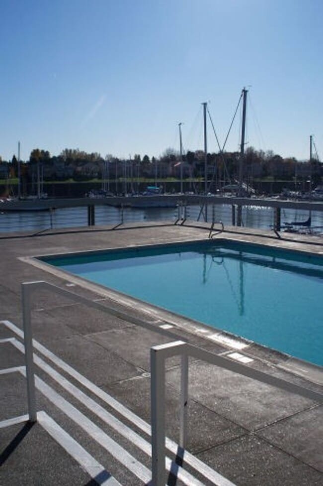 Building Photo - Bright Loft Condo with Stunning Columbia River Views