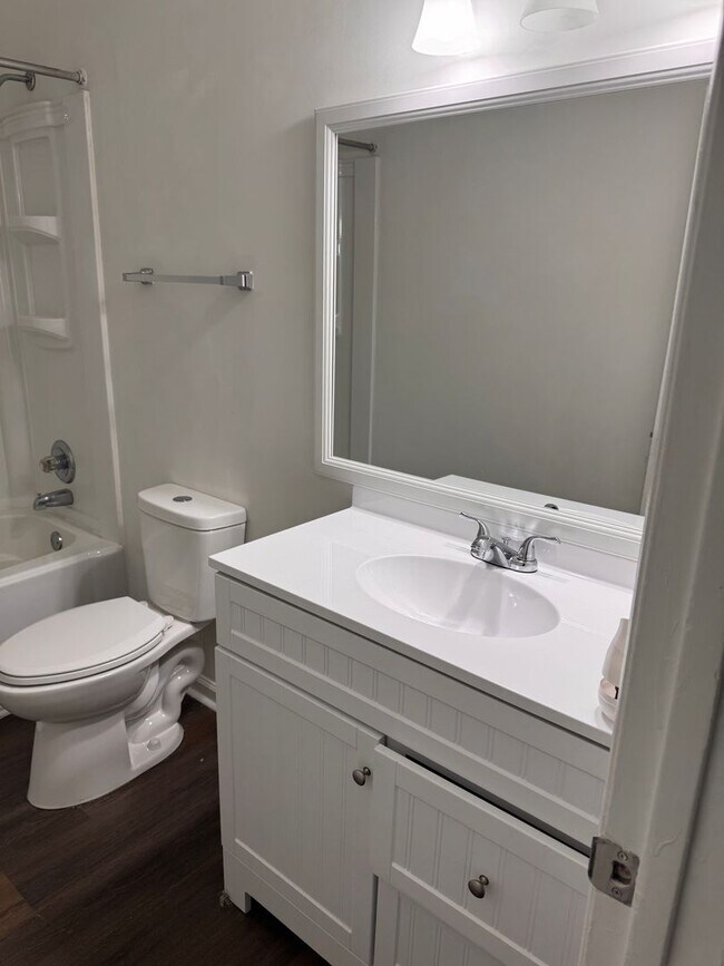 Building Photo - 3 Bedroom || 1.5 Bathroom Townhome