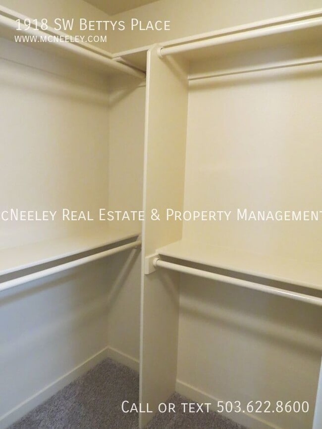 Building Photo - 1918 SW Betty's Pl