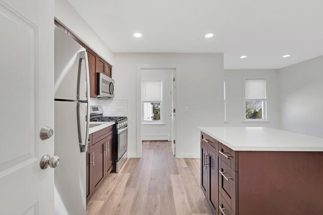 Building Photo - 561 Broad St