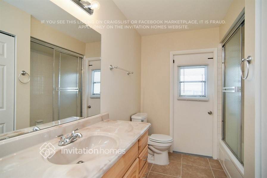 Building Photo - 832 SE Thornhill Dr
