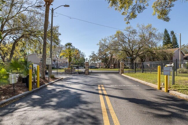 Building Photo - Beautifully Updated Condo