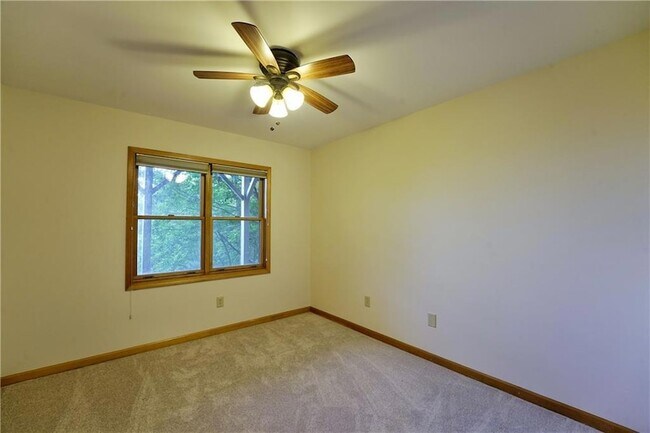 Building Photo - 127 Columbine Dr
