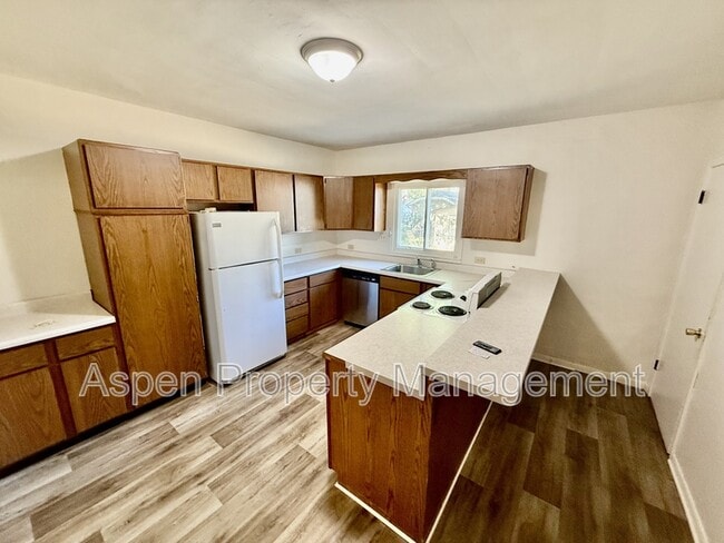 Building Photo - 420 Hedge Ave