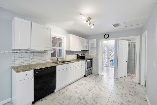 Building Photo - 901 NE 38th St