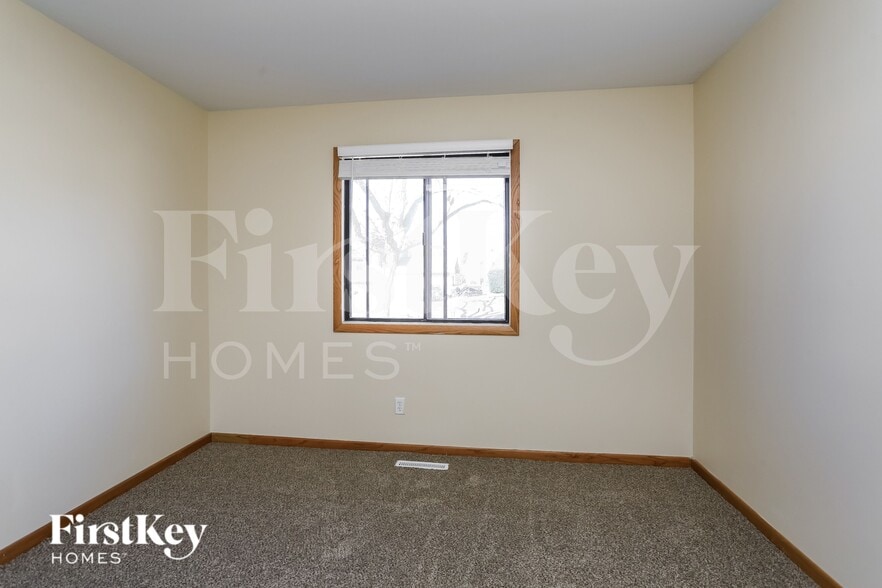 Building Photo - 915 Camelot Dr