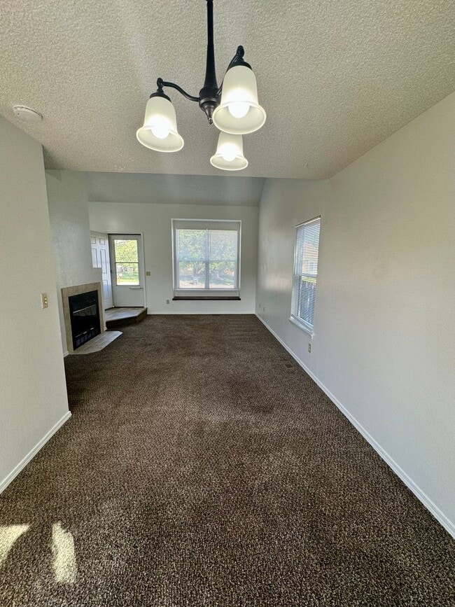 Building Photo - Lovely 3 bedroom/2 bath home in Fountain V...
