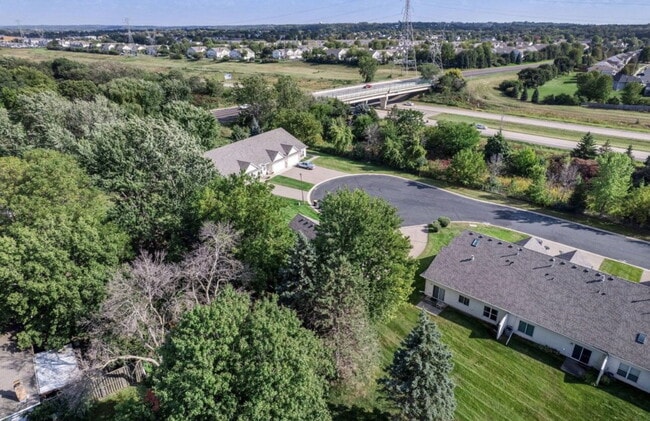 Building Photo - Elegant 3-Bed Single Family with Fireplace & Hardwood Floors in Shakopee – 2345 Sq Ft of Comfort