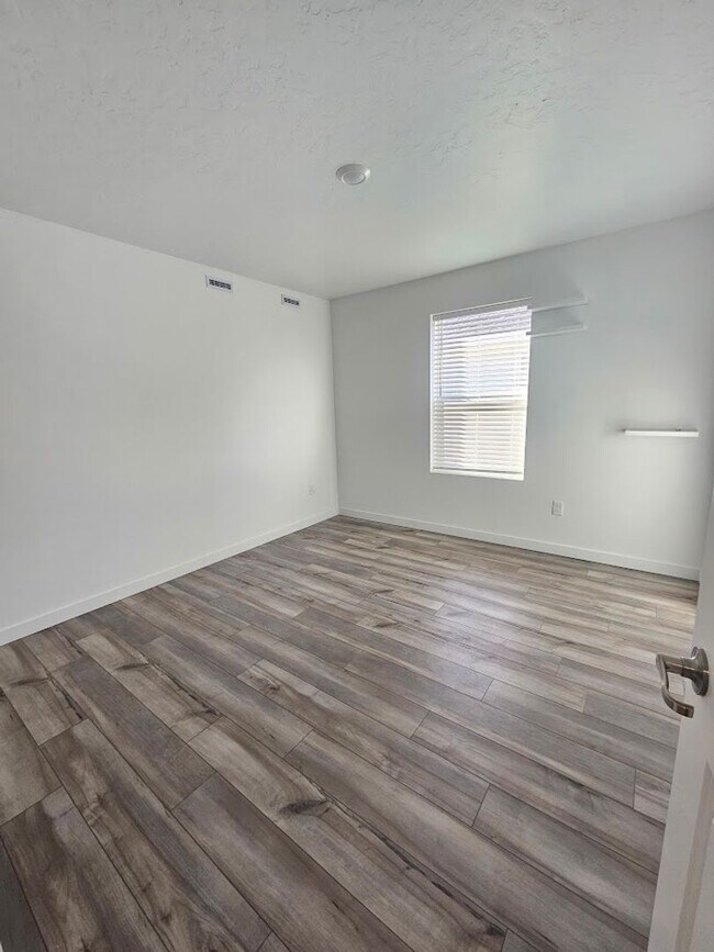 Building Photo - Newer 3 Bedroom Home