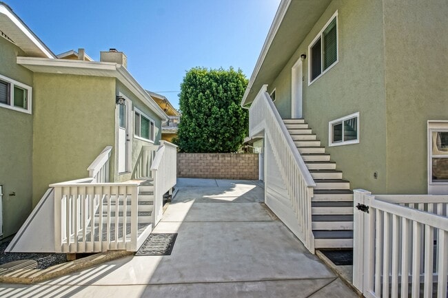 Building Photo - NEWLY REMODELED, SPLIT-LEVEL 3BR2BA DUPLEX...