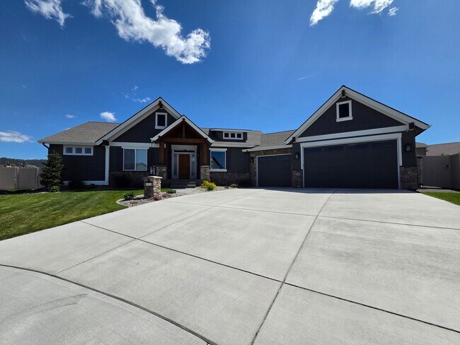 Building Photo - $4,800 - 5 Bed / 3 Bath Custom Built Home w/ Private Sport Court & Golf Green