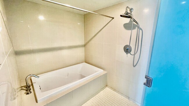 Building Photo - LUXURY DOWNTOWN PENTHOUSE w/ PANORAMIC VIE...