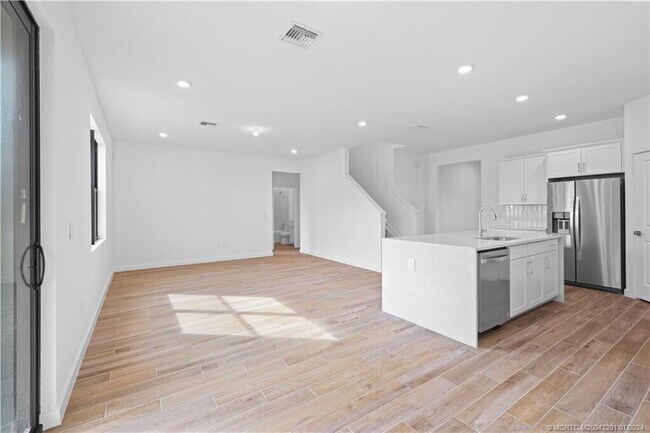 Building Photo - 2048 NE Ocean Dunes Dr