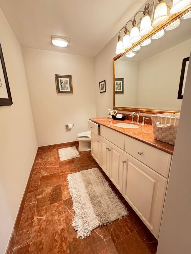 Building Photo - Seasonal/short term 3/2 renovated Ritz Carlton beauty with long water views