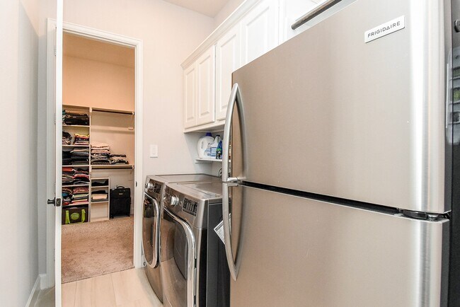 Building Photo - 28903 Creekside Bend Dr