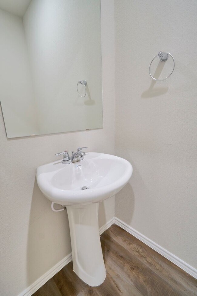 Building Photo - Hunters Ranch Beauty! 3 Bedroom 2 1/2 Bath...