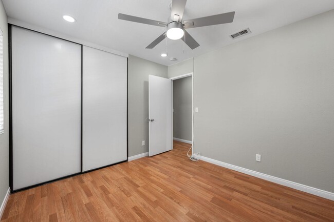Building Photo - 850 Tamayo Dr
