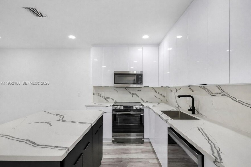 Building Photo - 8281 NE 2nd Ct