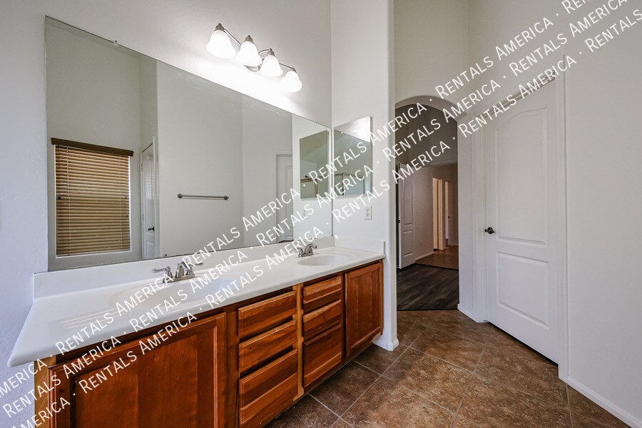Building Photo - 41103 W Thornberry Ln