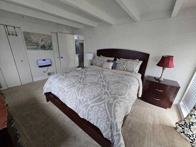 Building Photo - 8 Mission St