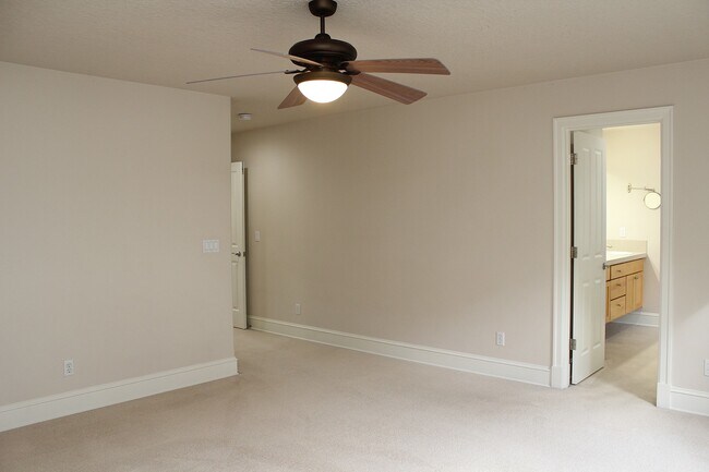 Building Photo - Spacious 4 BDR Legend & Renaissance Constr...