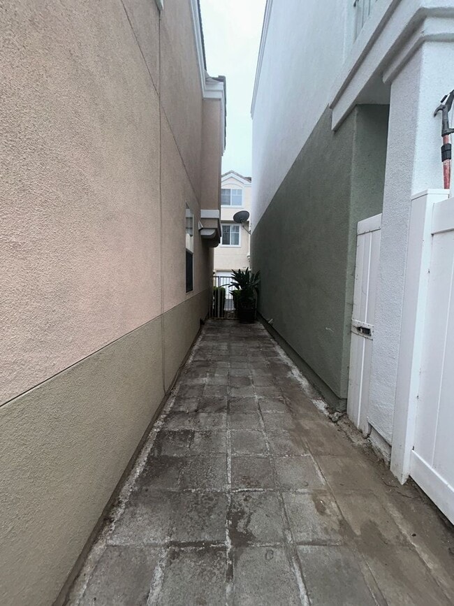 Building Photo - Spacious 2-Story Home in Prime Location