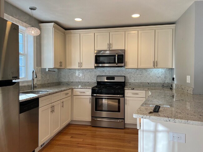 Building Photo - Gorgeous and newly renovated townhouse-style condo in Salisbury, MA.