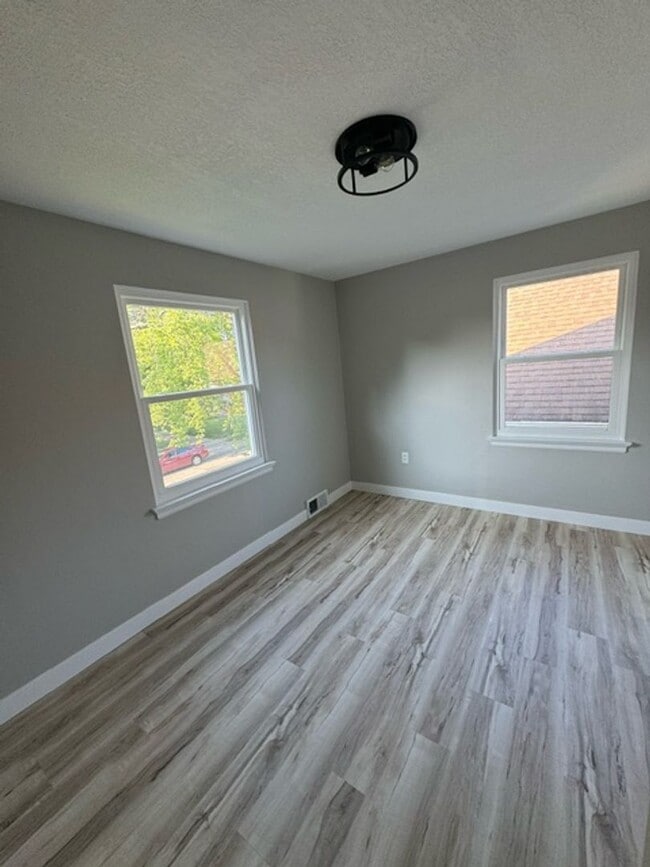 Building Photo - 2405 Carew St