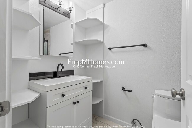 Building Photo - Beautifully Updated Condo in Multnomah Vil...