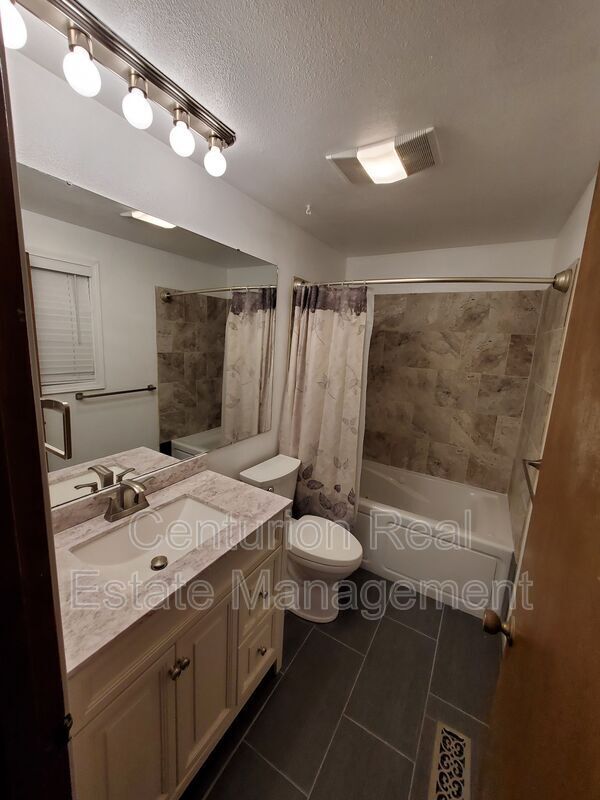 Building Photo - 869 Meadowlawn Dr SE