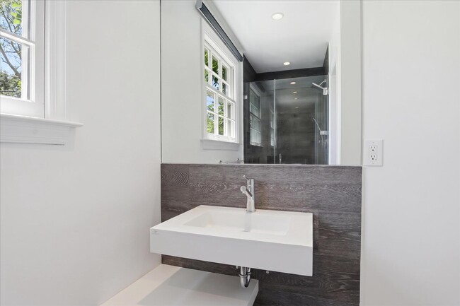 Building Photo - 3221 Coquelin Terrace