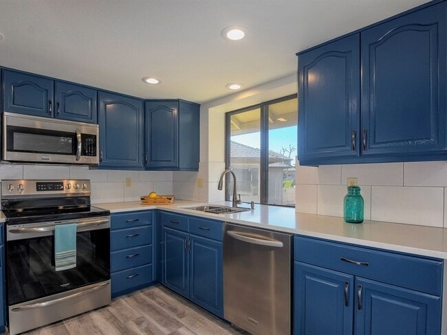 Building Photo - 4 Bedroom - Gated Community!