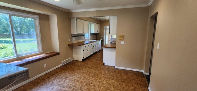 Building Photo - Beautiful home with attached garage and great yard!