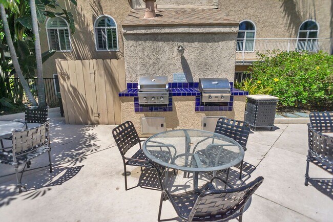 Building Photo - Great 2/1 condo close to SDSU and Colina D...