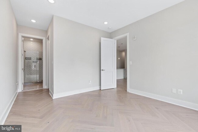 Building Photo - 1240 Raum St NE