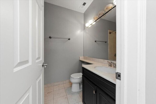 Building Photo - 2 bedroom in Chicago IL 60657