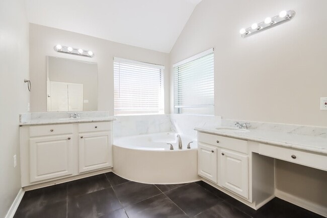 Building Photo - 1110 Bringewood Chase Dr