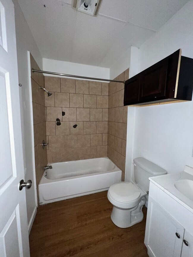 Building Photo - 3 Bedroom 1 Bath Home Available