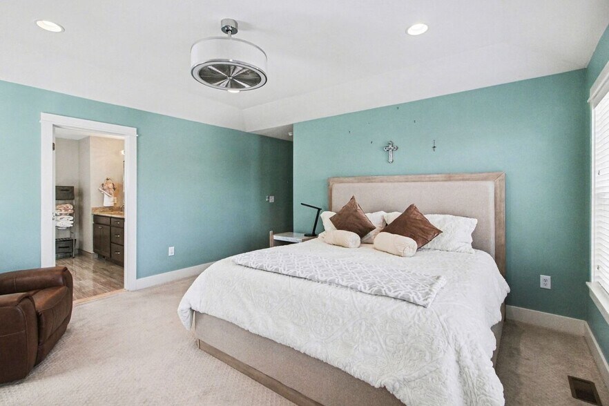 Building Photo - 3906 Hillside Dr