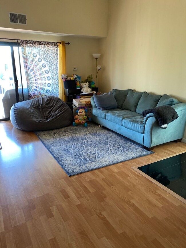 Building Photo - 2 bedrooms 2bath Condo in Fremont gated co...