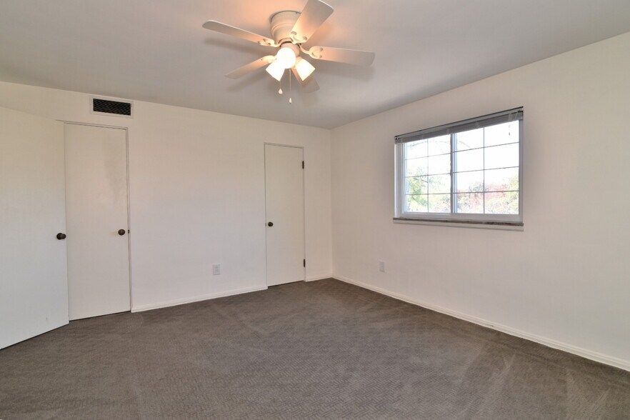Building Photo - 2027 Riverside Dr