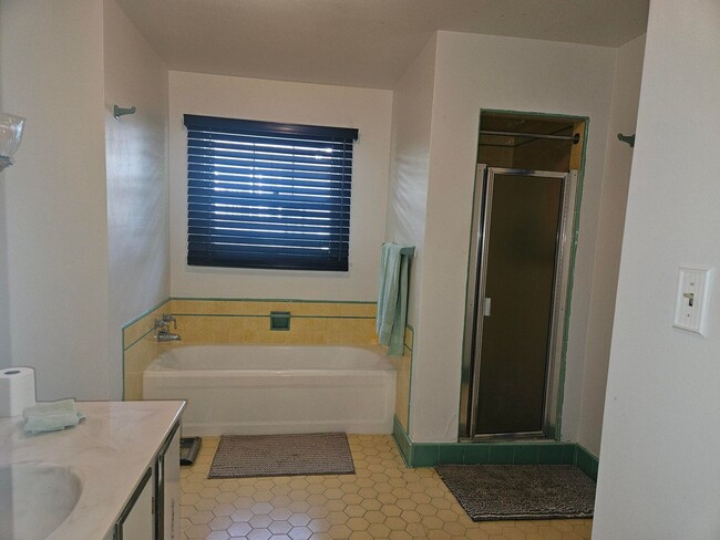 Building Photo - 5bd 5ba Stunning Home