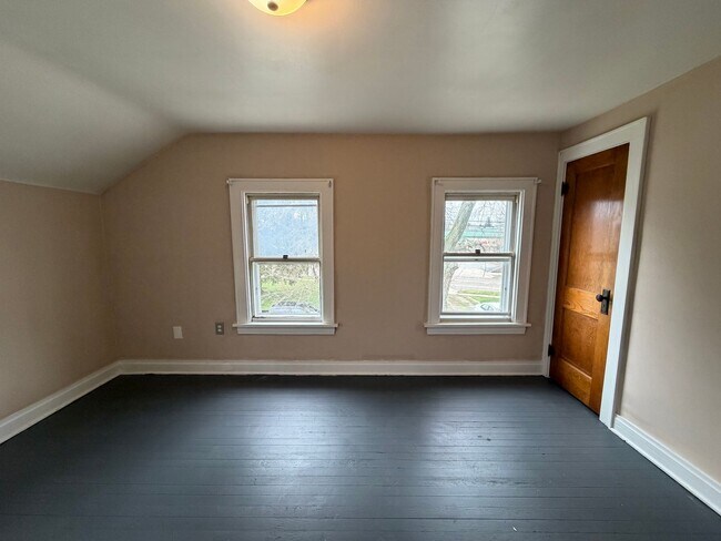 Building Photo - Charming 3-Bedroom Home with First-Floor Bedroom & Large Yard - PET FRIENDLY